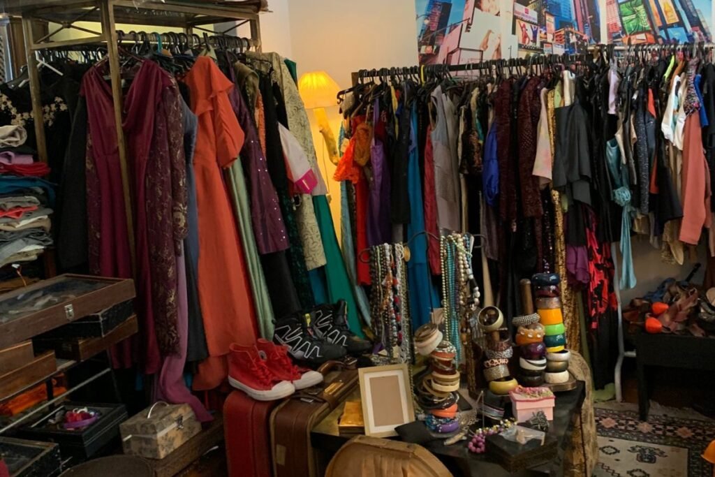 Roupas em araras no brechó o Legado da Vó