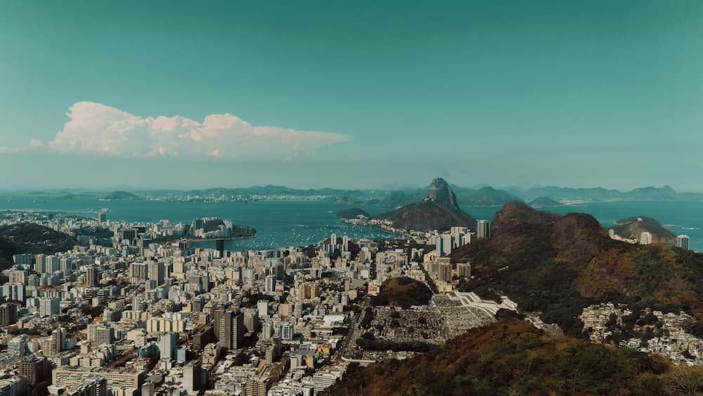 Vista aérea do Rio de Janeiro em Botafogo, destacando o Pão de Açúcar ao fundo, a Baía de Guanabara