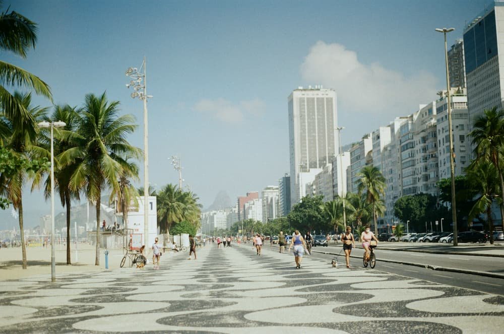 Calçadão de Copacabana em um dia ensolarado no Rio de Janeiro.