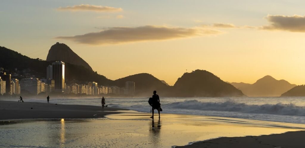 Visto do entardecer na praia de Copacabana.