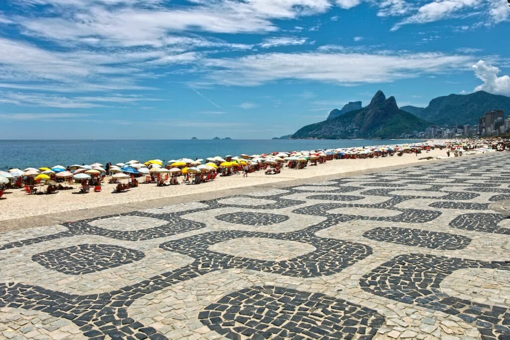 Praia de Copacabana, com destaque ao calçadão e à vista do mar.